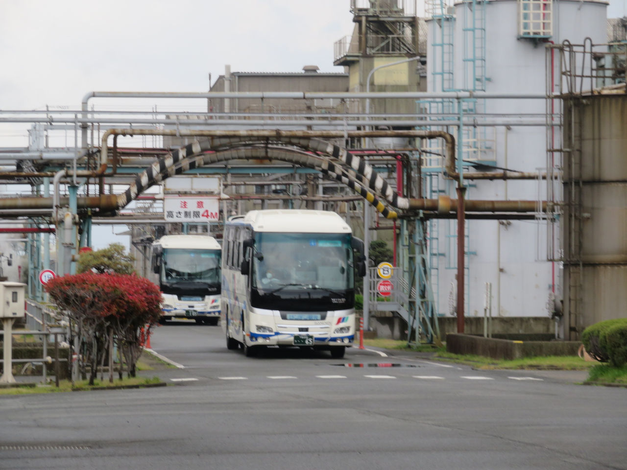 バスでの工場見学の様子